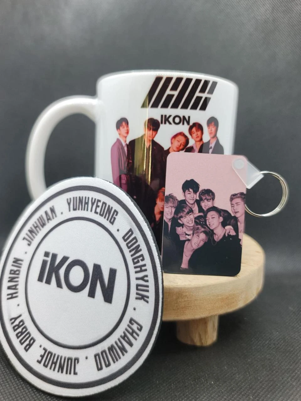 🎁 Coffret Mug – Mug + Porte-clés + Dessous de Tasse – iKON ❤️🎤